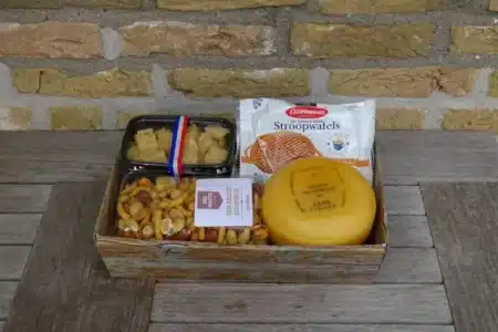 Kartonnnen cadeaubakje